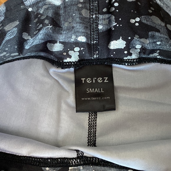 Terez-Printed Camo Legging With Silver Splatter - Picture 2 of 3